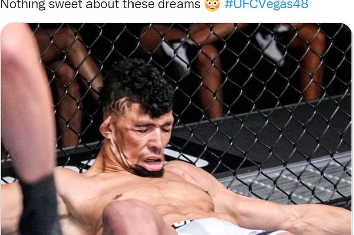 Penampakan Johnny Walker saat pingsan di-KO Jamahal Hill pada UFC Vegas 48, Minggu (20/2/2022) WIB. 