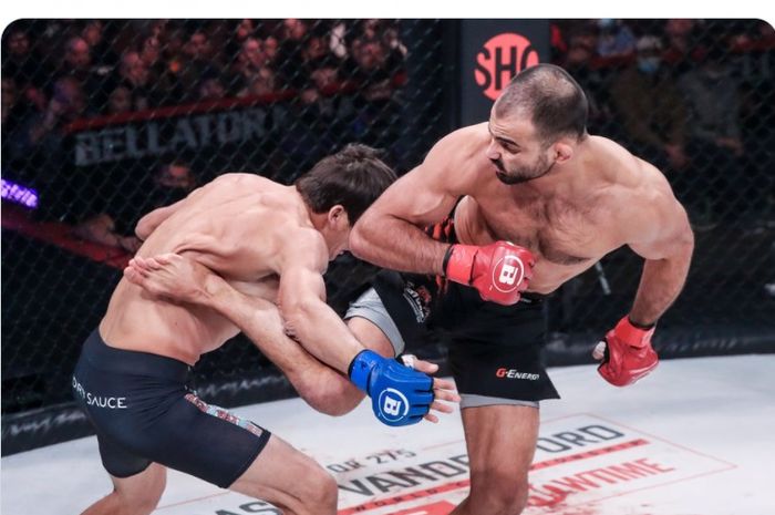 Andrey Koreshkov mematahkan 5 tulang rusuk Chance Rencountre dengan tendangannya di Bellator 274, Minggu (20/2/2022) WIB.