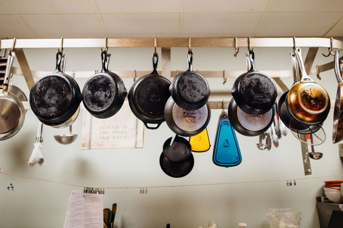 Cara Membersihkan Setrika yang Lengket