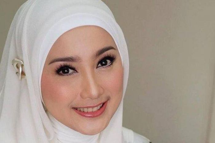 Ogah Punya Suami Yang Gajinya Lebih Kecil Darinya, Desy Ratnasari