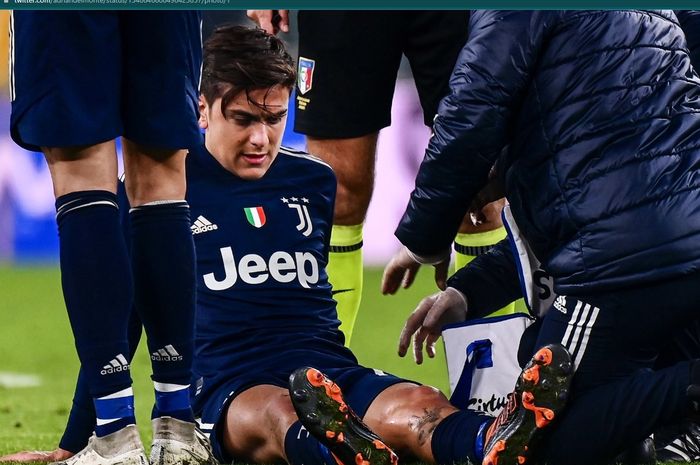 Paulo Dybala meringis kesakitan saat membela Juventus akibat cedera.