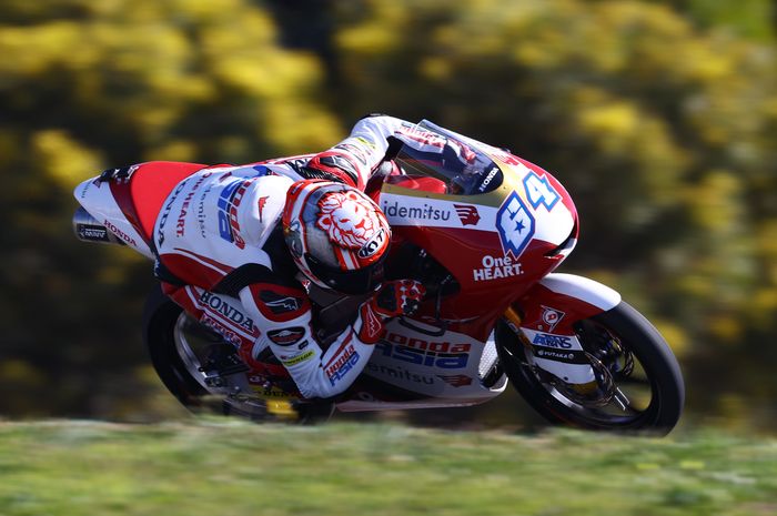 Pembalap Indonesia dari tim Honda Team Asia, Mario Aji, pada tes pramusim Moto3 di Sirkuit Algarve, Portimao, Portugal, 19 Februari 2022.