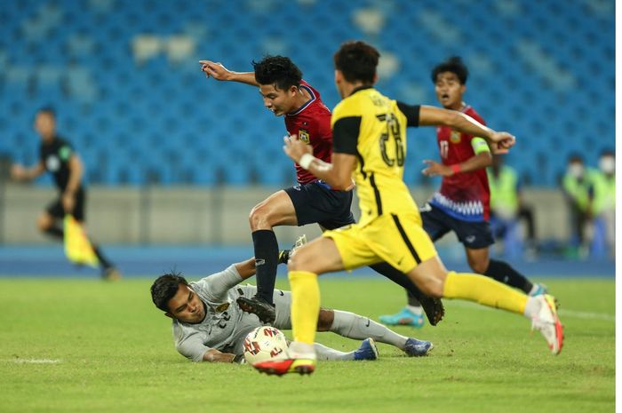 Kiper Timnas U-23 Malaysia Syed Nasrulhaq Syed Bidin kelabakan menghadapi serangan pemain Timnas U-23 Laos dalam laga Grup B Piala AFF U-23 2022, Senin (21/2/2022), di Stadion Morodok Techo National, Phnom Penh, Kamboja.