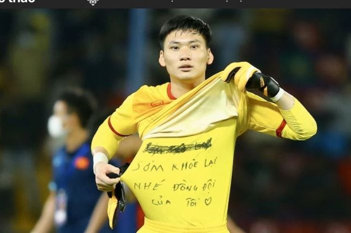 Kiper Timnas U-23 Vietnam, Trinh Xuan Hoang, menunjukkan pesan khusus di kausnya saat tampil melawan Thailand di babak penyisihan Grup C Piala AFF U-23 2022, Selasa (22/2/2022) malam WIB.