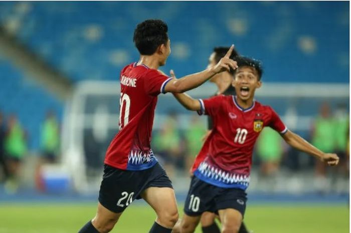 Laos merayakan gol pertamanya lawan Malaysia di laga kedua grup B Piala AFF U-23 2022 di Morodok Techno Stadium, Pnompenh, Kamboja pada Senin (21/2/2022).