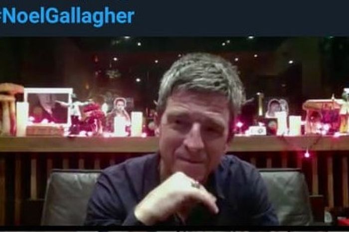 Fans Manchester City, Noel Gallagher, diejek oleh fans Liverpool ketika mantan personel Oasis tersebut menonton pertandingan tinju.