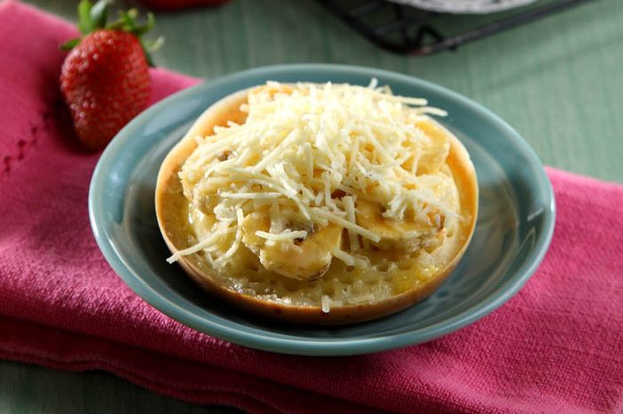 Sajian martabak mini pisang keju untuk menu takjil buka puasa