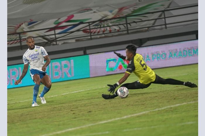 Aksi striker Persib Bandung, David da Silva mencetak gol ke gawang PSM Makassar dalam lanjutan laga Liga 1 2021-2022 di Stadion Kapten I Wayan Dipta, Gianyar, Bali, Selasa (22/2/2022).