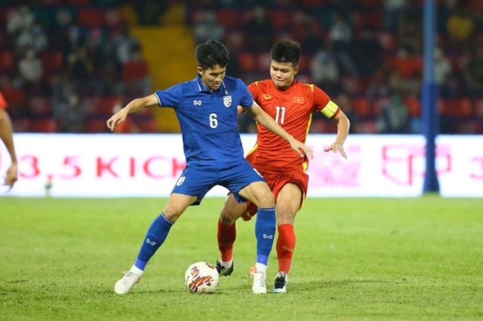 Timnas U-23 Vietnam menghadapi Thailand (biru) dalam babak penyisihan Grup C Piala AFF U-23 2022 di Kamboja, Selasa (22/2/2022)