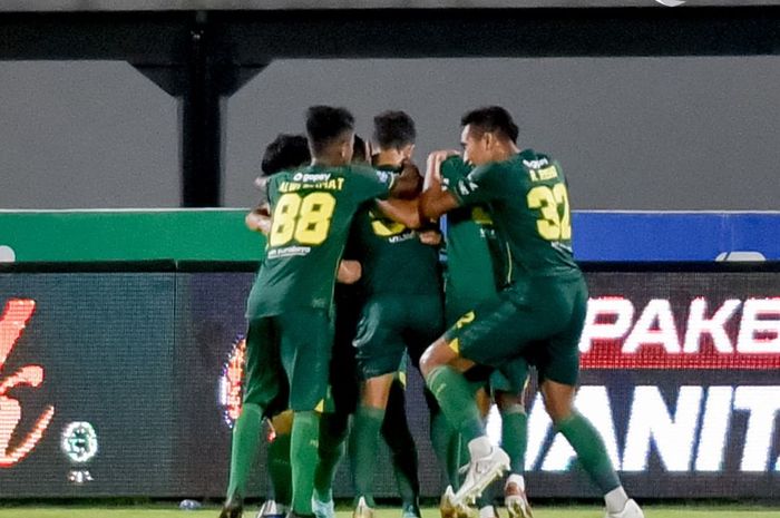 Pemain Persebaya Surabaya melakukan selebrasi gol.