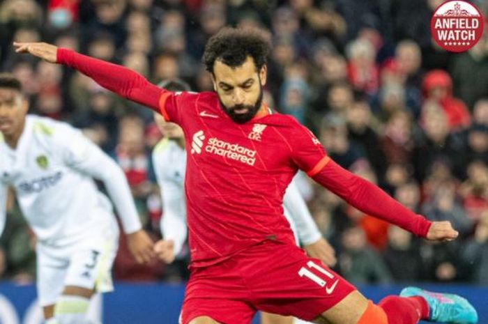 Striker Liverpool, Mohamed Salah, mencetak gol ke gawang Leeds United dalam laga Liga Inggris di Stadion Anfield, Rabu (23/2/2022).