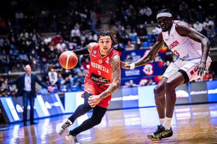 Pemain Timnas Basket Indonesia, Brandon Jawato saat pertandingan menghadapi Lebanon pada window pertama Kualifikasi Piala Dunia FIBA 2023.