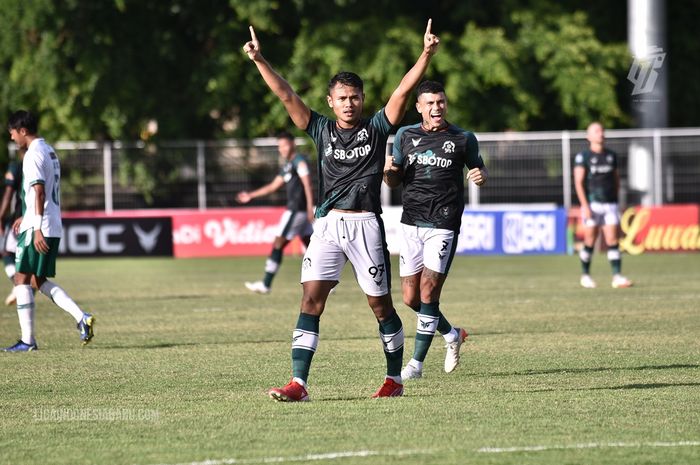 Striker Tira Persikabo, Dimas Drajad merayakan gol ke gawang PSS Sleman pada laga pekan ke-27 Liga 1 2021-2022.