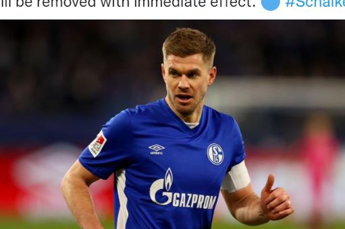 Klub Bundesliga 2 atau kasta kedua Liga Jerman, Schalke 04, resmi melepaskan logo sponsor utama mereka, Gazprom, dari jersi sebagai reaksi terhadap invasi Rusia ke Ukraina.