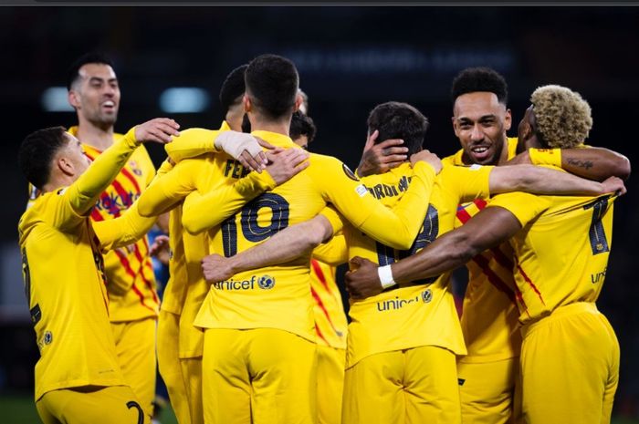 Para pemain Barcelona merayakan gol yang dicetak Pierre-Emerick Aubameyang ke gawang Napoli 