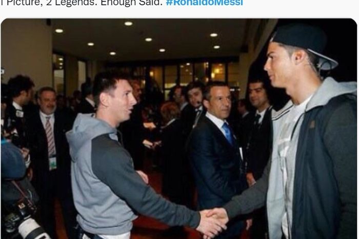 Lionel Messi sedang berjabat dengan rivalnya, Cristiano Ronaldo.