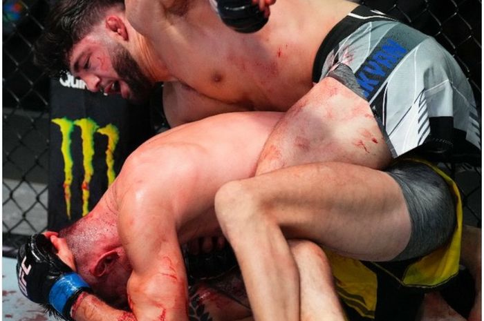 Arman Tsarukyan menang atas Joel Alvarez di UFC Vegas 49, Minggu (27/2/2022).