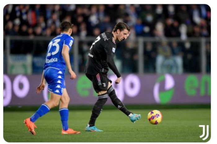 Aksi Dusan Vlahovic (kanan) dalam partai Empoli vs Juventus di pekan 27 Liga Italia (26/2/2022).