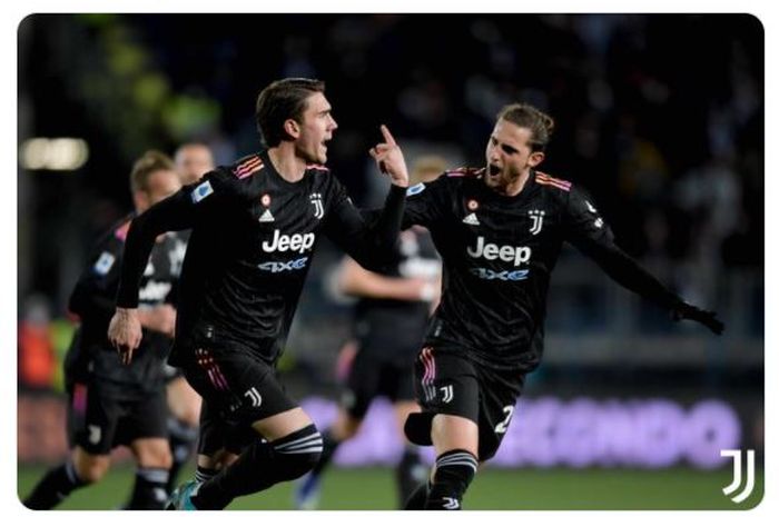 Dusan Vlahovic (kiri) merayakan gol Juventus ke gawang Empoli pada duel Liga Italia di Carlo Castellani, 26 Februari 2022.