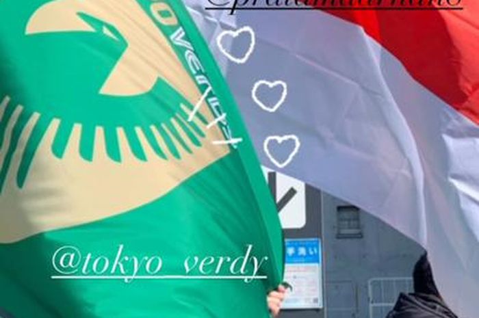 Bendera Indonesia bersanding dengan bendera Tokyo Verdy dalam laga pekan kedua J-LEAGUE, Minggu (27/2/2022)