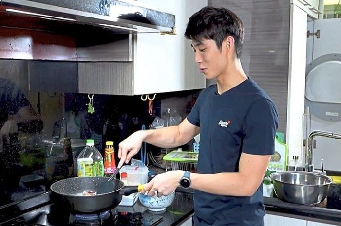 Pebulu tangkis tunggal putra Singapura, Loh Kean Yew, saat sedang memasak