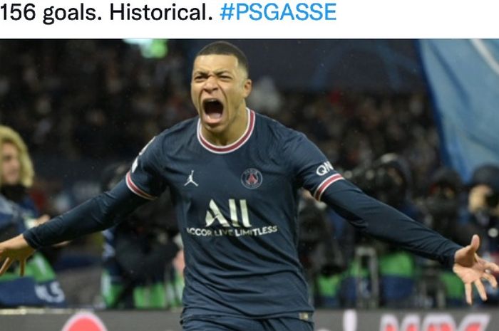 Penyerang Paris Saint-Germain, Kylian Mbappe, merayakan golnya ke St.Etienne pada laga Liga Prancis musim 2021-2022, Sabtu (26/2/2022) di Parc des Princes, Paris, Prancis