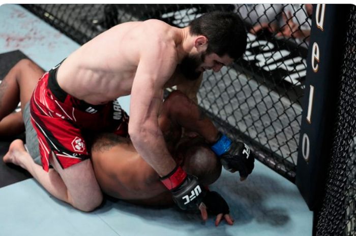 Petarung seni bela diri campuran (mixed martial arts/MMA), Islam Makhachev (atas), saat bertarung melawan Bobby Green, pada acara utama UFC Vegas 49, di Las Vegas, Amerika Serikat, Minggu (27/2/2022).