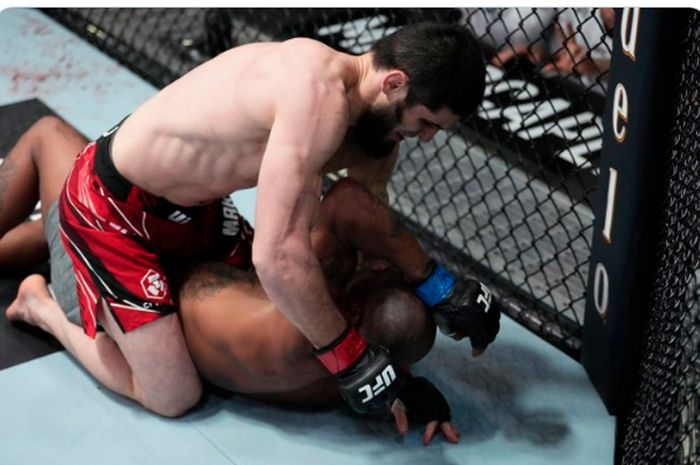 Rekan seperguruan Khabib Nurmagomedov, Islam Makhachev (atas), saat bertarung melawan Bobby Green, pada acara utama UFC Vegas 49, di Las Vegas, Amerika Serikat, Minggu (27/2/2022).