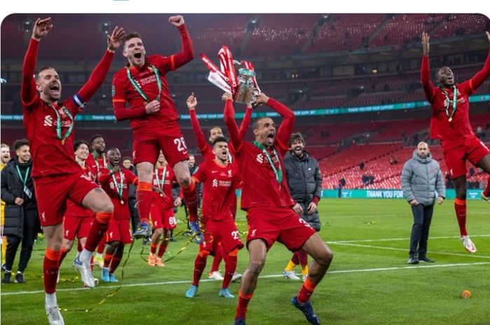 Kegembiraan pemain Liverpool usai menjuarai Piala Liga Inggris 2021-2022.