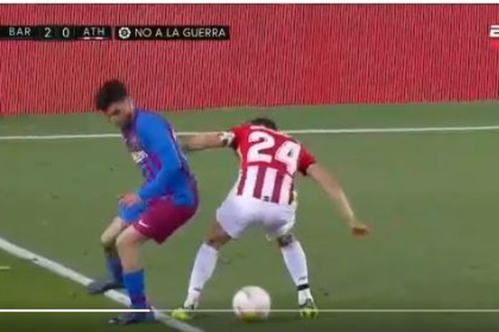 Aksi Pedri melakukan nutmeg pada laga Liga Spanyol antara Barcelona vs Athletic Bilbao, 27 Februari 2022.