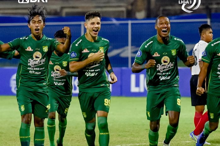 Pemain Persebaya Surabaya merayakan gol yang dicetak Bruno Moreira ke gawang Madura United pada pekan ke-28 Liga 1 2021-2022.