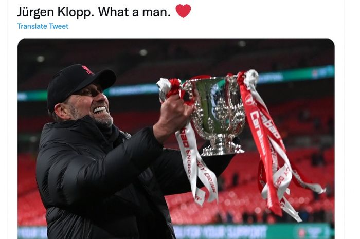 Pelatih Liverpool, Juergen Klopp, memegang trofi Piala Liga Inggris 2021-2022 usai laga final di Stadion Wembley, London,Minggu (28/2/2022) atau Senin dini hari WIB.