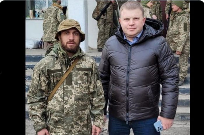 Mantan juara tinju tiga divisi, Vasiliy Lomachenko (kiri), menjadi pasukan pertahanan teritorial Ukraina.