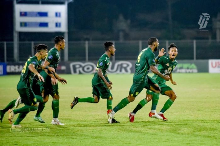 Bek Persebaya, Alie Sessay merayakan gol kemenangan bersama rekan setimnya saat melawan Madura United di Stadion I Gusti Ngurah Rai (28/2/2022). 