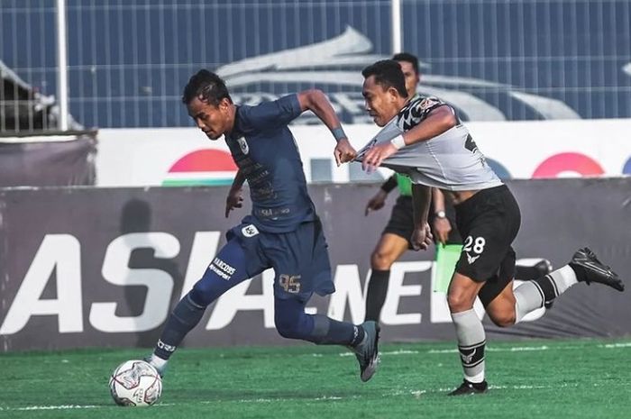 Dua dua pemain PSIS Semarang (Komarudin) dan Tira Persikabo (Lucky Octavianto, di Stadion I Gusti Ngurah Rai, Senin (28/2/2022).