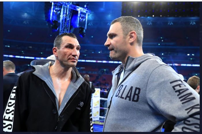 Wladimir Klitschko (kiri) dan  Vitali Klitschko (kanan) ketika berada di atas ring tinju.