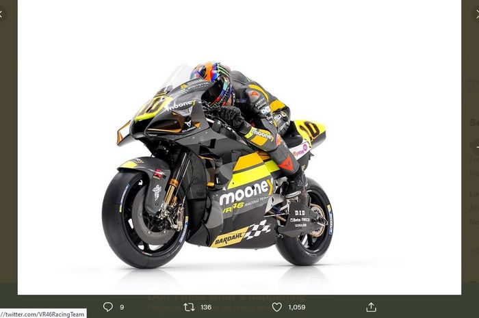 Pembalap Mooney VR46, Luca Marini, berpose menunggangi motor balap untuk peluncuran tim pada MotoGP 2022.