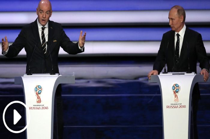 Presiden FIFA Gianni Infantino bersama Presiden Rusia Vladimir Putin. FIFA dan UEFA akhirnya resmi melarang (skorsing) Rusia dan seluruh klubnya tampil di semua turnamen dunia dan Eropa.