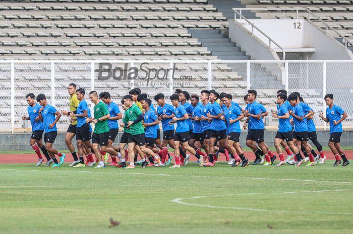 Skuat timnas U-19 Indonesia (skuad timnas U-19 Indonesia) sedang berlatih di Stadion Madya, Senayan, Jakarta, 2 Maret 2022.