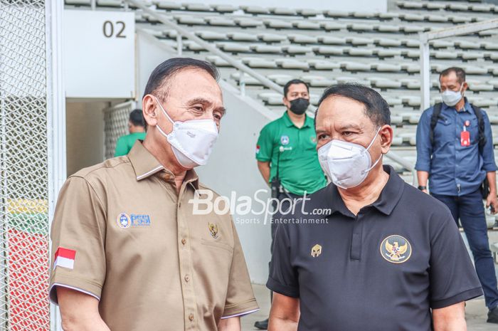 Ketua Umum PSSI, Mochamad Iriawan (kiri), serta Menteri Pemuda dan Olahraga Republik Indonesia, Zainudin Amali (kanan), sedang berada di Stadion Madya, Senayan, Jakarta, 2 Maret 2022.
