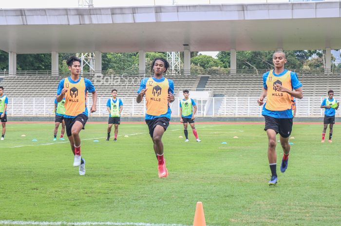 Ronaldo Kwateh sedang berlatih dengan sejumlah pemain timnas U-19 Indonesia di Stadion Madya, Senayan, Jakarta, 2 Maret 2022.