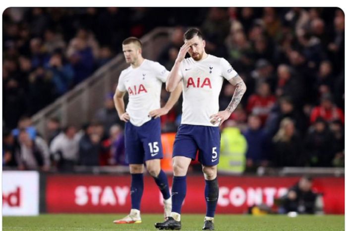 Ekspresi kekecawaan Eric Dier dan Pierre-Emile Hojbjerg usai Tottenham Hotspur kalah dari Middlesbrough di babak kelima Piala FA pada Selasa (1/3/2022)