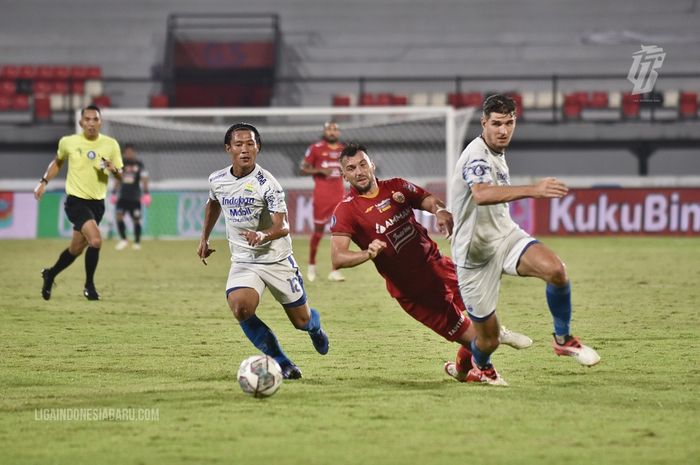 Pemain Persib Bandung, Nick Kuipers sedang berebut bola dengan pemain Persija Jakarta, Marko Simic pada laga pekan ke-28 di Stadion Kapten I Wayan Dipta, Gianyar, Selasa (1/3/2022).
