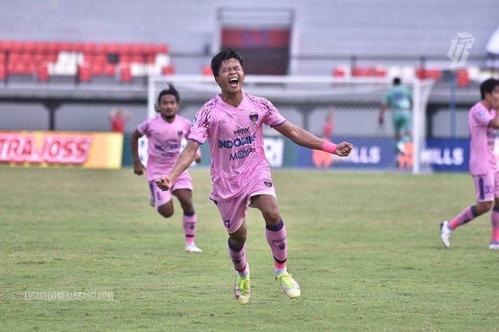 Bek Persita Tangerang, Edo Febriansyah merayakan gol ke gawang Bhayangkara FC, Selasa (2/3/2022).