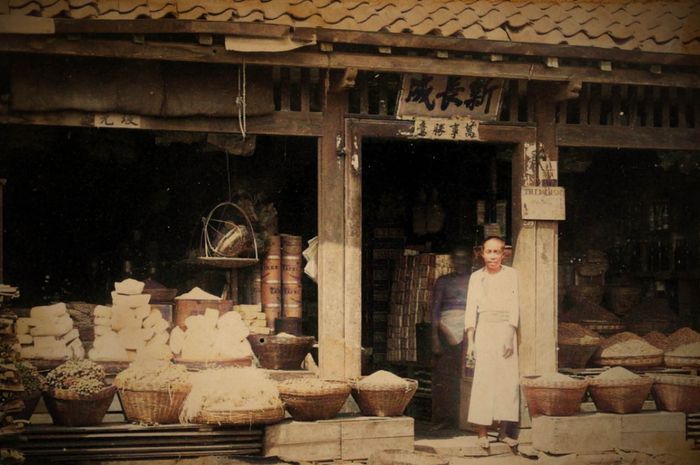 Dibandingkan dengan kota-kota di pesisir pantai Pulau Jawa yang kawasan Pecinannya mudah dikenali karena terkonsentrasi, tidak demikian halnya di Bandung.