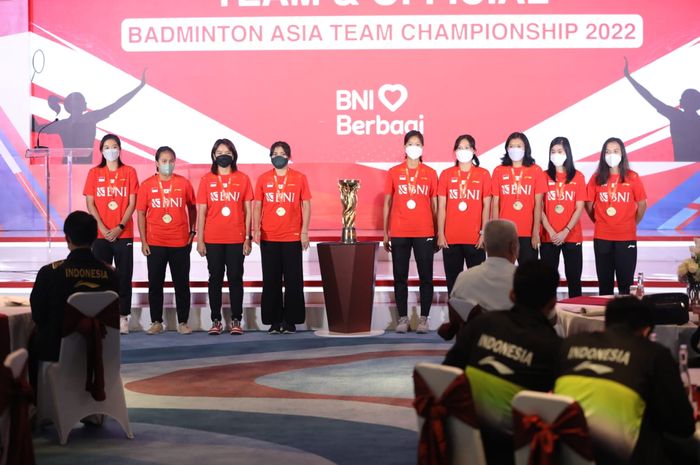 Skuad tim putri Kejuaraan Beregu Asia 2022 mendapat penghargaan dari sponsor utama PBSI, Bank BNI.