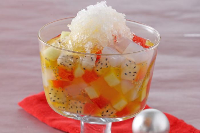 Sajian es nata buah campur untuk menu buka puasa