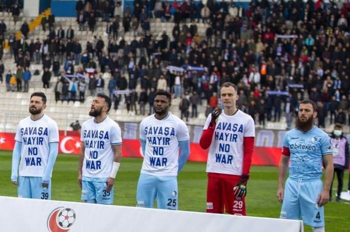 Kapten BB Erzurumspor, Aykut Demir, menolak mengenakan kaus solidaritas Ukraina