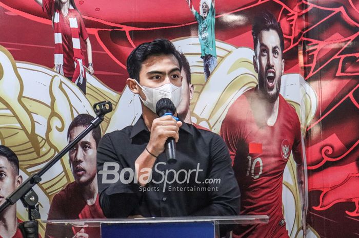 Pratama Arhan sedang memberikan keterangan kepada awak media di Kantor PSSI, Senayan, Jakarta, 4 Maret 2022.