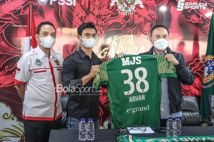 CEO PSIS Semarang, Yoyok Sukawi (kiri) dan Ketua Umum PSSI, Mochamad Iriawan (kanan), sedang berfoto bersama Pratama Arhan (tengah) di Kantor PSSI, Senayan, Jakarta, 4 Maret 2022.